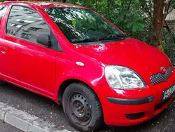 Roșu Utilizat 2004 Toyota Yaris Berlinǎ | 2.190 EUR