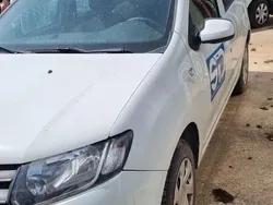 Alb Utilizat 2016 Dacia Sandero Lauréate Hatchback | 3.784 EUR (Super Preț)