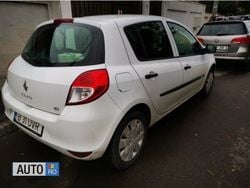 Alb Utilizat 2011 Renault Clio II Hatchback | 3.500 EUR (Scump)