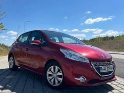 Rosu Utilizat 2014 Peugeot 208 Active Hatchback | 5.300 EUR (Puțin scump)