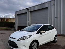 Culoarealb Utilizat 2010 Ford Fiesta | 2.300 EUR (Preț bun)
