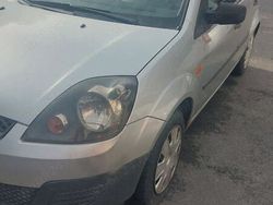 Argintiu Utilizat 2006 Ford Fiesta Hatchback | 1.990 EUR (Scump)