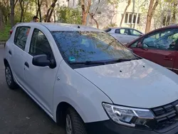 Alb Utilizat 2017 Dacia Sandero Hatchback | 4.000 EUR (Super Preț)