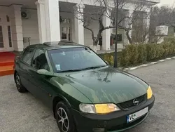 Verde Utilizat 1997 Opel Vectra Berlinǎ | 900 EUR