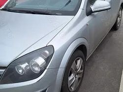 Gri Utilizat 2013 Opel Astra Hatchback | 3.000 EUR (Super Preț)