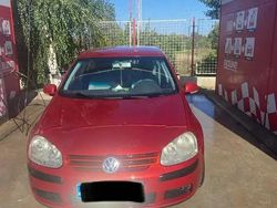 Rosu Utilizat 2004 VW Golf V Hatchback | 2.000 EUR (Preț OK)