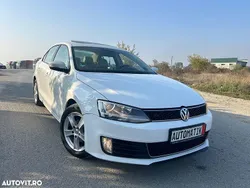 Alb Utilizat 2012 VW Jetta Highline Berlinǎ | 7.990 EUR (Puțin scump)