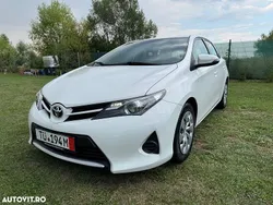 Alb Utilizat 2015 Toyota Auris Luna | 8.999 EUR
