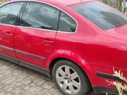 Rosu Utilizat 2001 VW Passat Berlinǎ | 2.000 EUR (Preț OK)