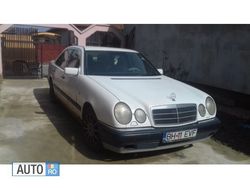 Alb Utilizat 1996 Mercedes E220 Berlinǎ | 1.000 EUR
