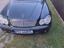 Utilizat 2004 Mercedes 220 Berlinǎ | 1.600 EUR