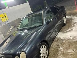 Utilizat 2001 Mercedes 220 Berlinǎ | 1.600 EUR