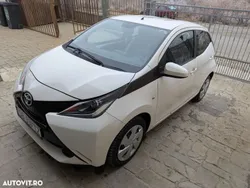 Alb Utilizat 2015 Toyota Aygo Hatchback | 8.990 EUR (Scump)