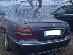 Albastru Utilizat 2002 Mercedes E270 Avantgarde Berlinǎ | 1.500 EUR