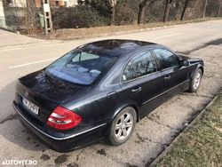 Negru Utilizat 2003 Mercedes E240 Avantgarde Berlinǎ | 2.990 EUR