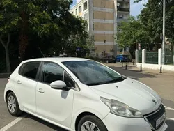 Alb Utilizat 2013 Peugeot 208 Active Hatchback | 3.700 EUR (Super Preț)