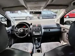 Negru Utilizat 2004 VW Touran Monovolum | 2.300 EUR (Preț OK)