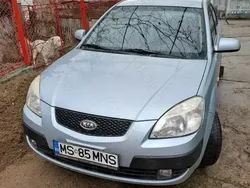 Utilizat 2006 Kia Rio Berlinǎ | 1.950 EUR