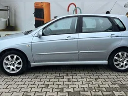 Albastru Utilizat 2005 Kia Cerato Hatchback | 2.350 EUR