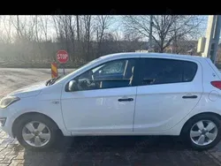 Alb Utilizat 2015 Hyundai i20 Hatchback | 3.500 EUR (Super Preț)