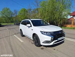 Culoarealb Utilizat 2018 Mitsubishi Outlander P-HEV Instyle SUV | 19.990 EUR (Puțin scump)
