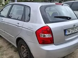 Utilizat 2004 Kia Cerato Hatchback | 700 EUR