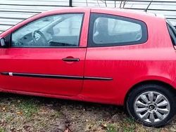 Rosu Utilizat 2006 Renault Clio II Berlinǎ | 3.000 EUR (Scump)
