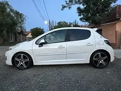 Alb Utilizat 2011 Peugeot 207 Hatchback | 3.000 EUR (Super Preț)