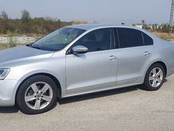 Argintiu Utilizat 2011 VW Jetta Highline Berlinǎ | 7.790 EUR (Scump)