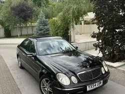 Negru Utilizat 2005 Mercedes E320 Avantgarde Berlinǎ | 1.900 EUR