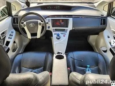Alb Utilizat 2014 Toyota Prius Hatchback | 8.000 EUR (Super Preț)