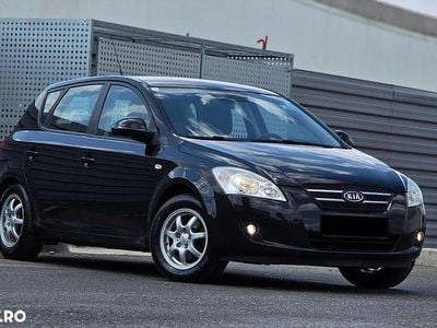 Second-hand Kia Ceed Base 90 CP (66 kW) 2008 Culoarenegru Hatchback