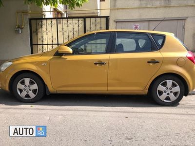 Second-hand Kia Ceed 109 CP (80 kW) 2007 Auriu Hatchback