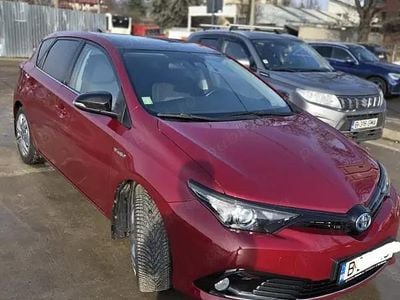 Second-hand Toyota Auris Hybrid 136 CP (100 kW) 2017 Rosu Hatchback