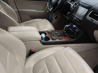 Culoaremaro Utilizat 2012 VW Touareg SUV | 9.980 EUR (Super Preț)