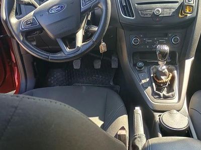 Second-hand Ford Focus 115 CP (84 kW) 2014 Culoarerosu Hatchback