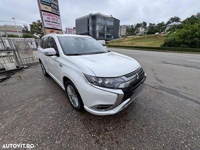 Second-hand Mitsubishi Outlander P-HEV Instyle 135 CP (99 kW) 2019 Culoarealb SUV