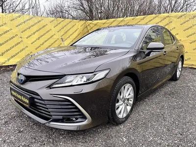 Second-hand Toyota Camry 218 CP (160 kW) 2022 Culoaremaro Berlinǎ