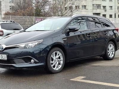 Second-hand Toyota Auris Hybrid 120 CP (88 kW) 2015 Negru Break