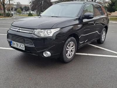 Second-hand Mitsubishi Outlander P-HEV 200 CP (147 kW) 2014 Negru SUV