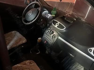 Second-hand Renault Clio III 114 CP (83 kW) 2007 Albastru Hatchback