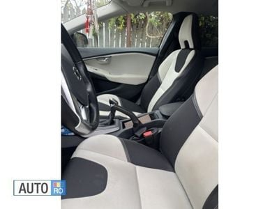 Second-hand Volvo V40 120 CP (88 kW) 2018 Alb Break