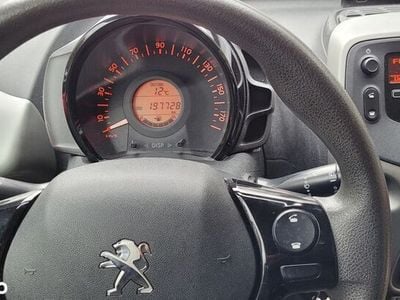 Rosu Utilizat 2015 Peugeot 108 Active Hatchback | 4.999 EUR