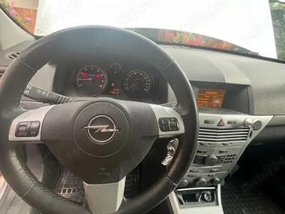 Second-hand Opel Astra 107 CP (78 kW) 2010 Argintiu Hatchback