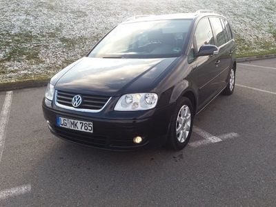 Second-hand VW Touran Highline 136 CP (100 kW) 2004 Negru Monovolum