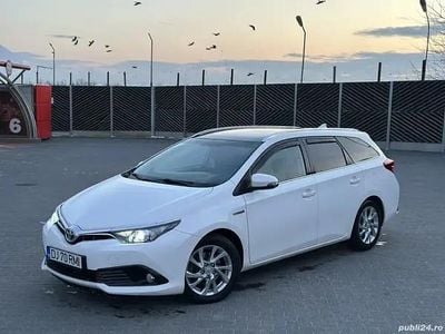 Alb Second-hand 2015 Toyota Auris Hybrid Break | 9.999 EUR (Puțin scump)