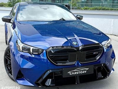 Nouă BMW M5 Shadowline 585 CP (430 kW) 2025 Albastru Berlinǎ