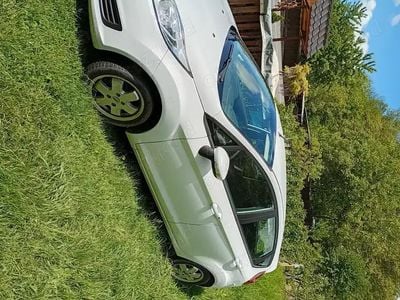 Alb Utilizat 2014 Ford Fiesta Hatchback | 4.000 EUR (Scump)