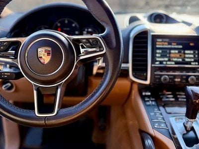 Culoaremaro Second-hand 2016 Porsche Cayenne SUV | 24.999 EUR