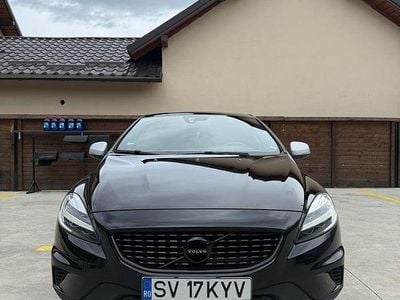 Second-hand Volvo V40 R-Design 150 CP (110 kW) 2018 Culoarenegru Hatchback